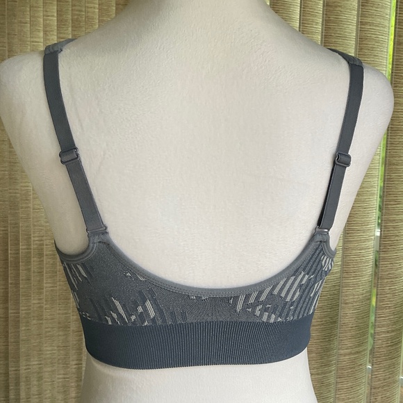 AnyBody Intimates Floral Striped Jacquard Sports Bra Size Small - Picture 5 of 13